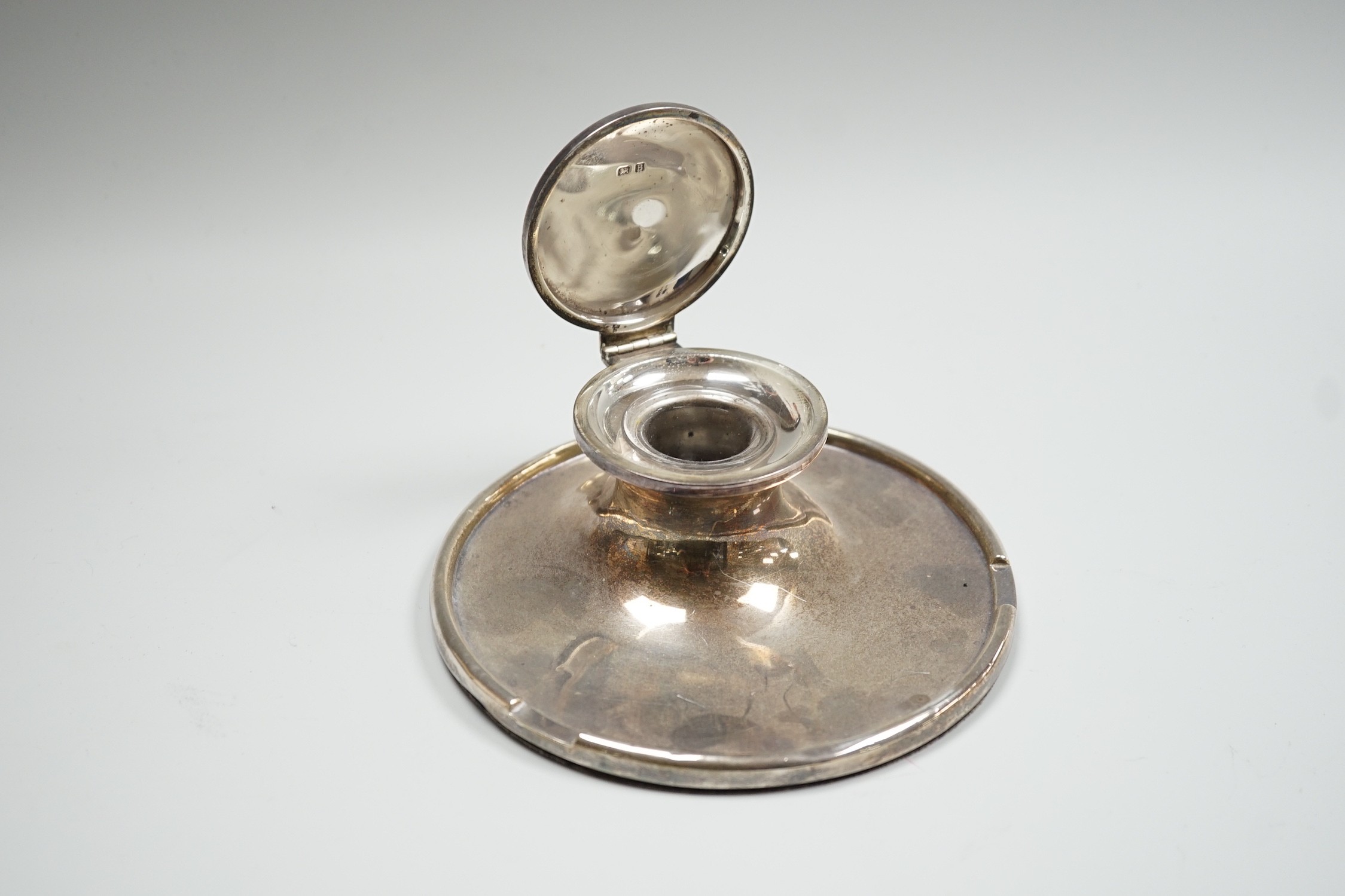 A George V silver circular inkwell, Birmingham, 1926, diameter 15.2cm.